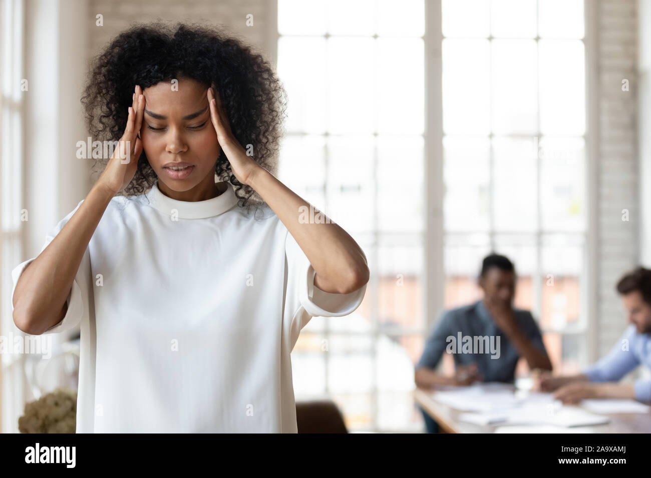 Afrikanische ethnische Unternehmen Mitarbeiter Gefühl starken Kopfschmerzen. Stockfoto