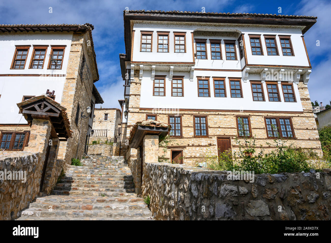 Alte osmanische Villen und gepflasterten Straßen in der alten Doltso Bezirk von Kastoria, Mazedonien, im Norden Griechenlands. Stockfoto