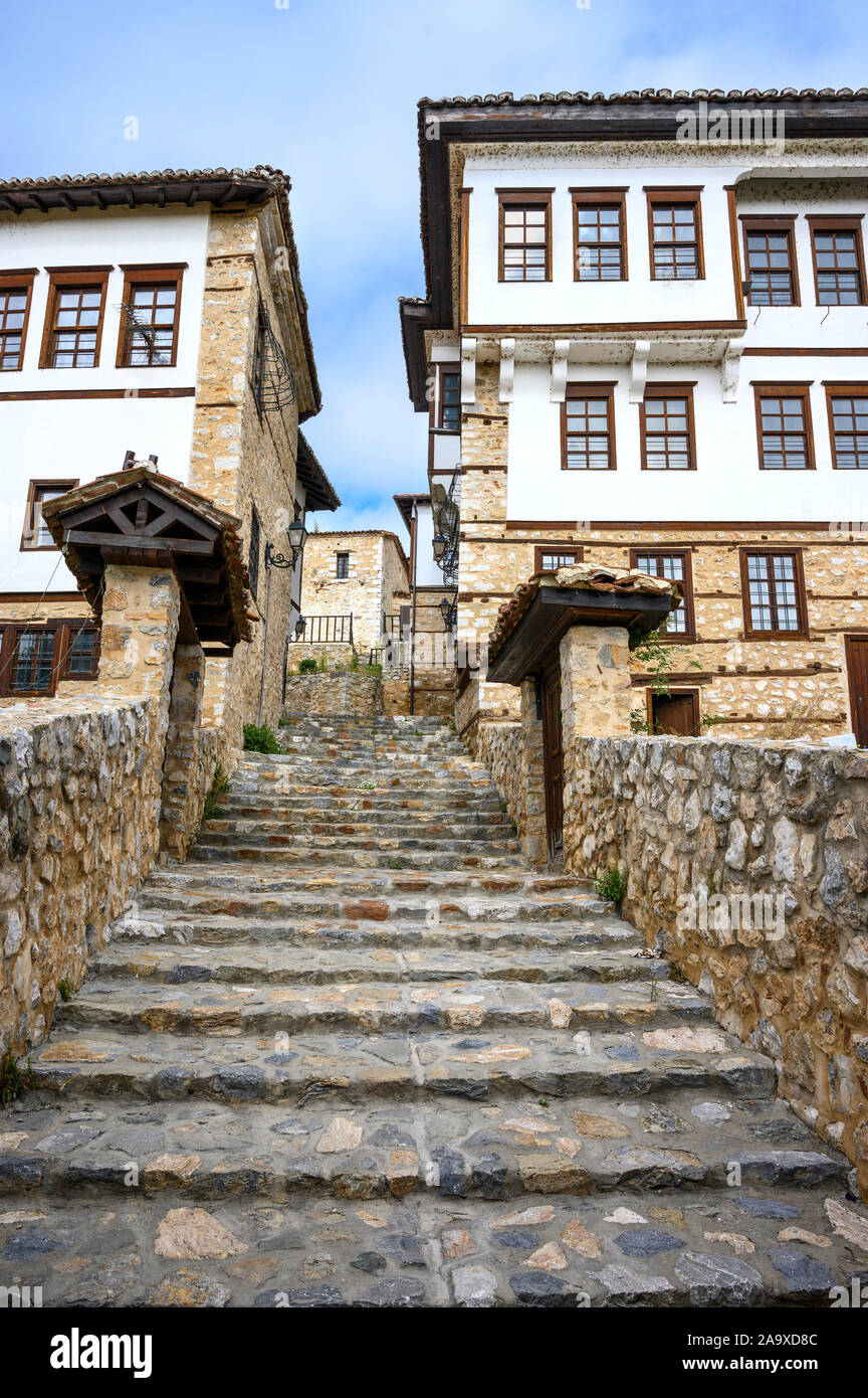 Alte osmanische Villen und gepflasterten Straßen in der alten Doltso Bezirk von Kastoria, Mazedonien, im Norden Griechenlands. Stockfoto