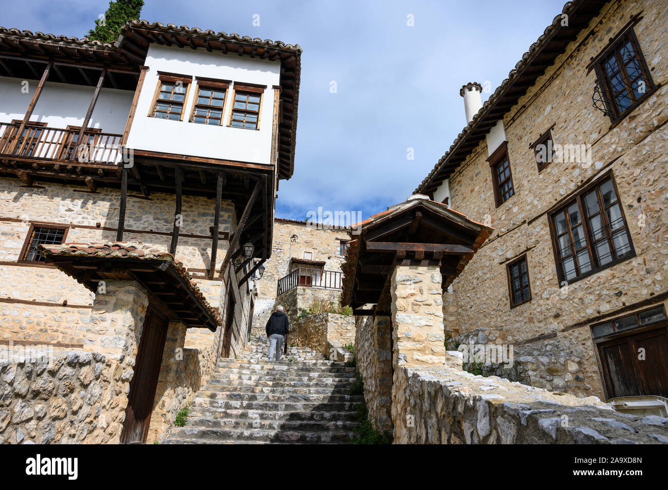 Alten osmanischen Häusern und gepflasterten Straßen in der alten Doltso Bezirk von Kastoria, Mazedonien, im Norden Griechenlands. Stockfoto