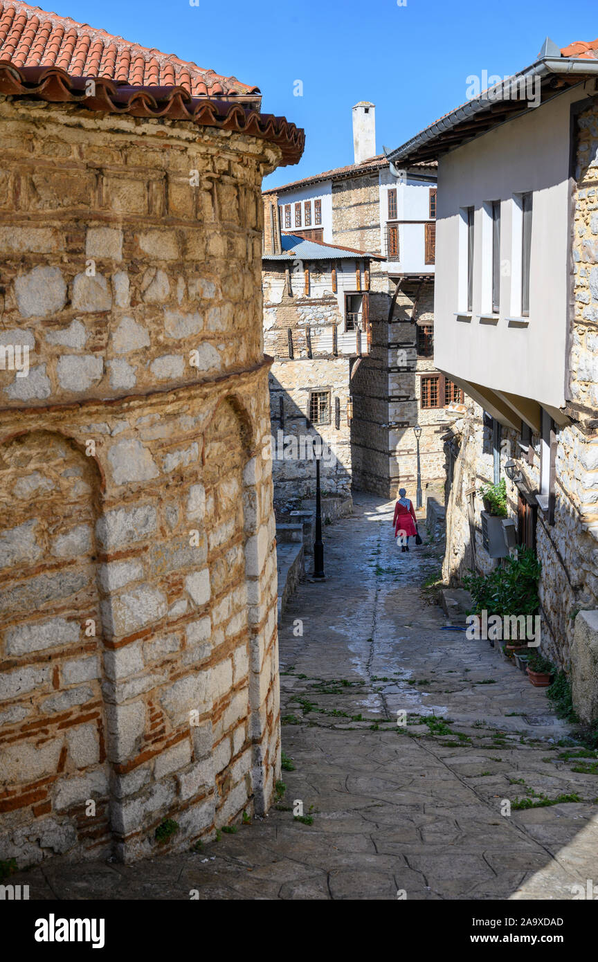 Alten osmanischen Häusern und gepflasterten Straßen in der alten Doltso Bezirk von Kastoria, Mazedonien, im Norden Griechenlands. Stockfoto
