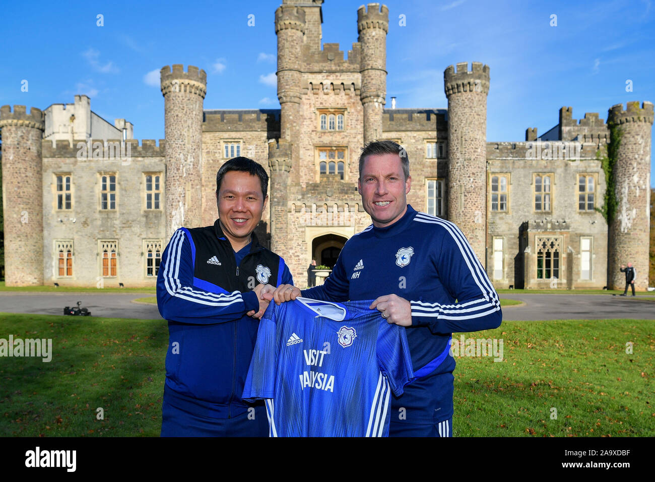Cardiff City CEO Ken Choo und neuen Manager Neil Harris schütteln sich die Hände, da sie eine Drosseln shirt Hensol Schloss, Glamorgan halten. Stockfoto