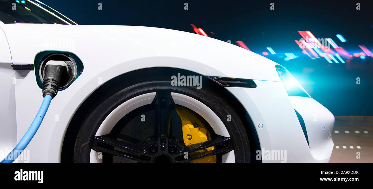 Luxus auto Elektroauto geladen wird. Close-up. Stockfoto