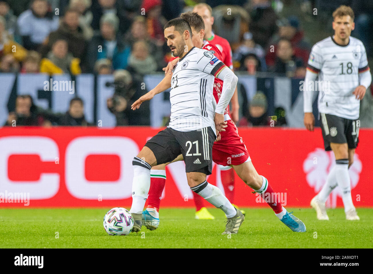 Ilkay GUENDOGAN (l., Gvºndogan, GER) gegen Stanislav DRAGUN (BLR), Aktion, Duellen, Fussball Laenderspiel, EM-Qualifikation, Gruppe C, Deutschland (GER) - Belarus (BLR) 4:0, an 16/11/2019 bei Borussia Mönchengladbach/Deutschland. € | Nutzung weltweit Stockfoto