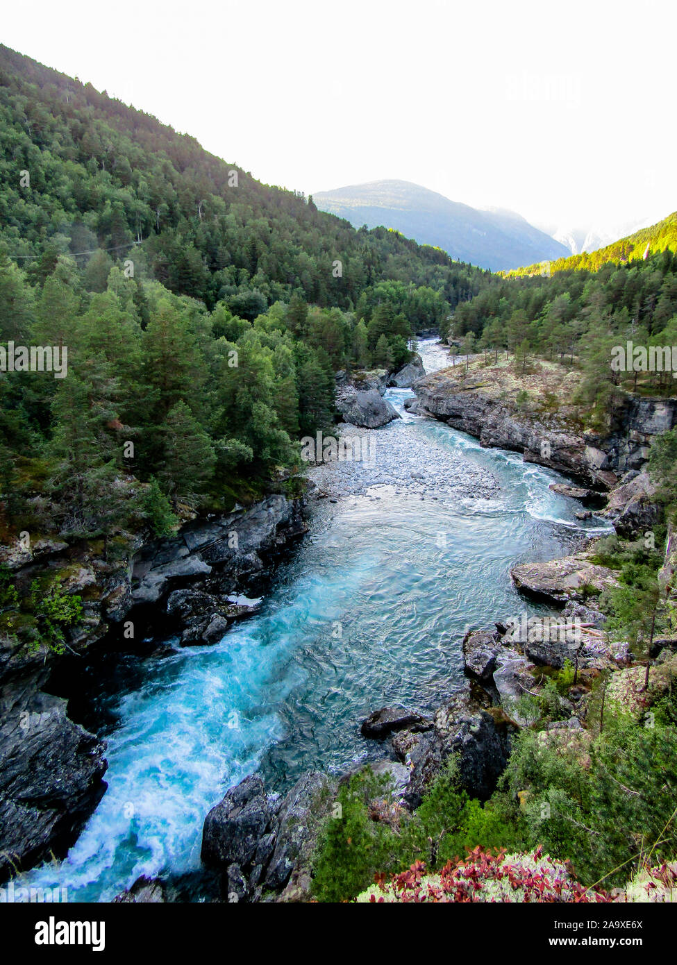 Schöne Landschaft mit Fluss in Norwegen Stockfoto