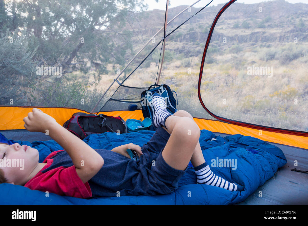 6 Jahre alter Junge, der sich im Zelt Stockfoto