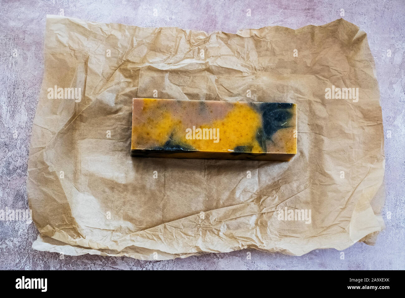 Hohen Winkel in der Nähe der gelb-schwarzen hausgemachten Seife auf braunem Papier. Stockfoto