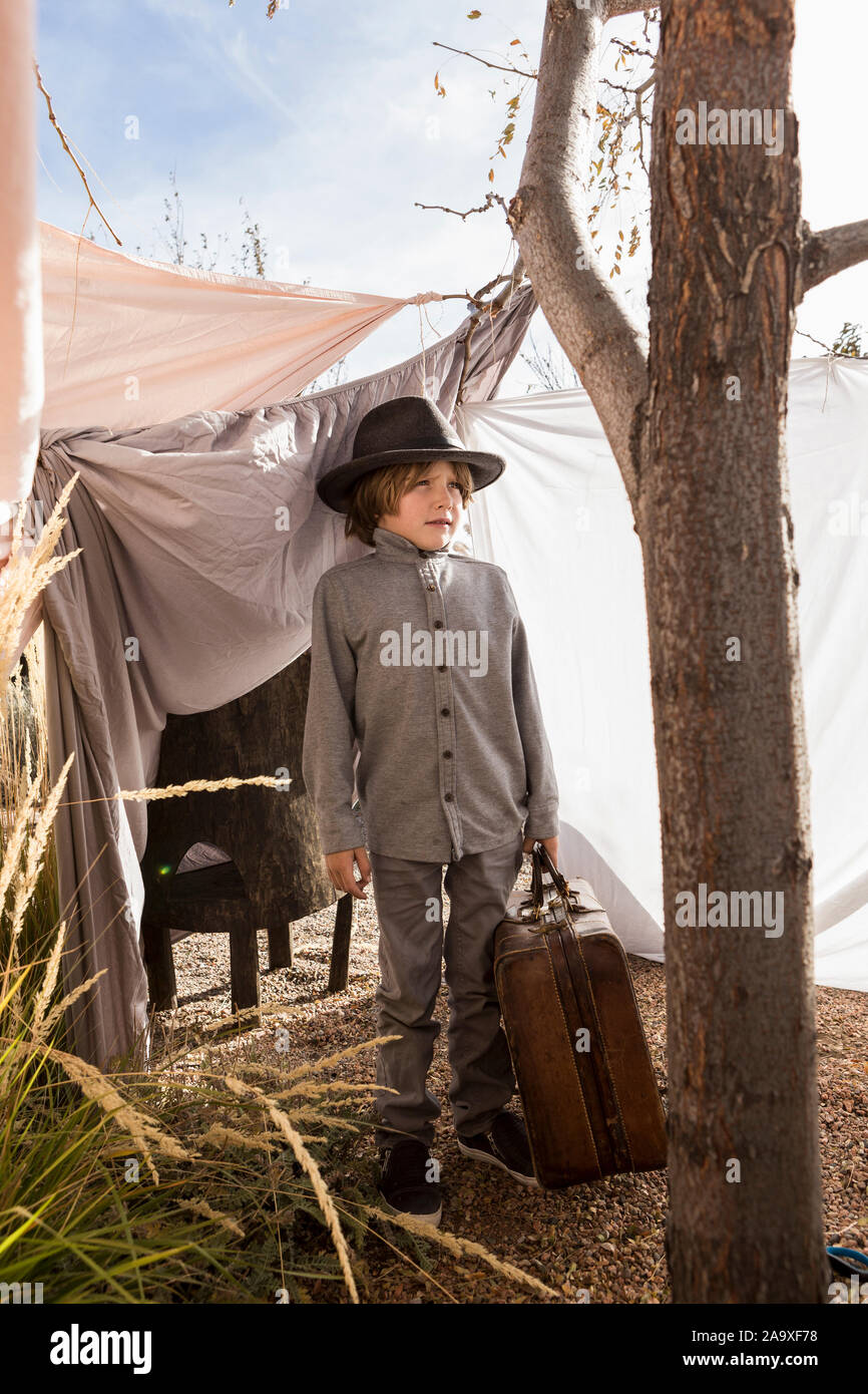 6 Jahre alten Jungen spielen in einem Outdoor Zelt aus Stockfoto
