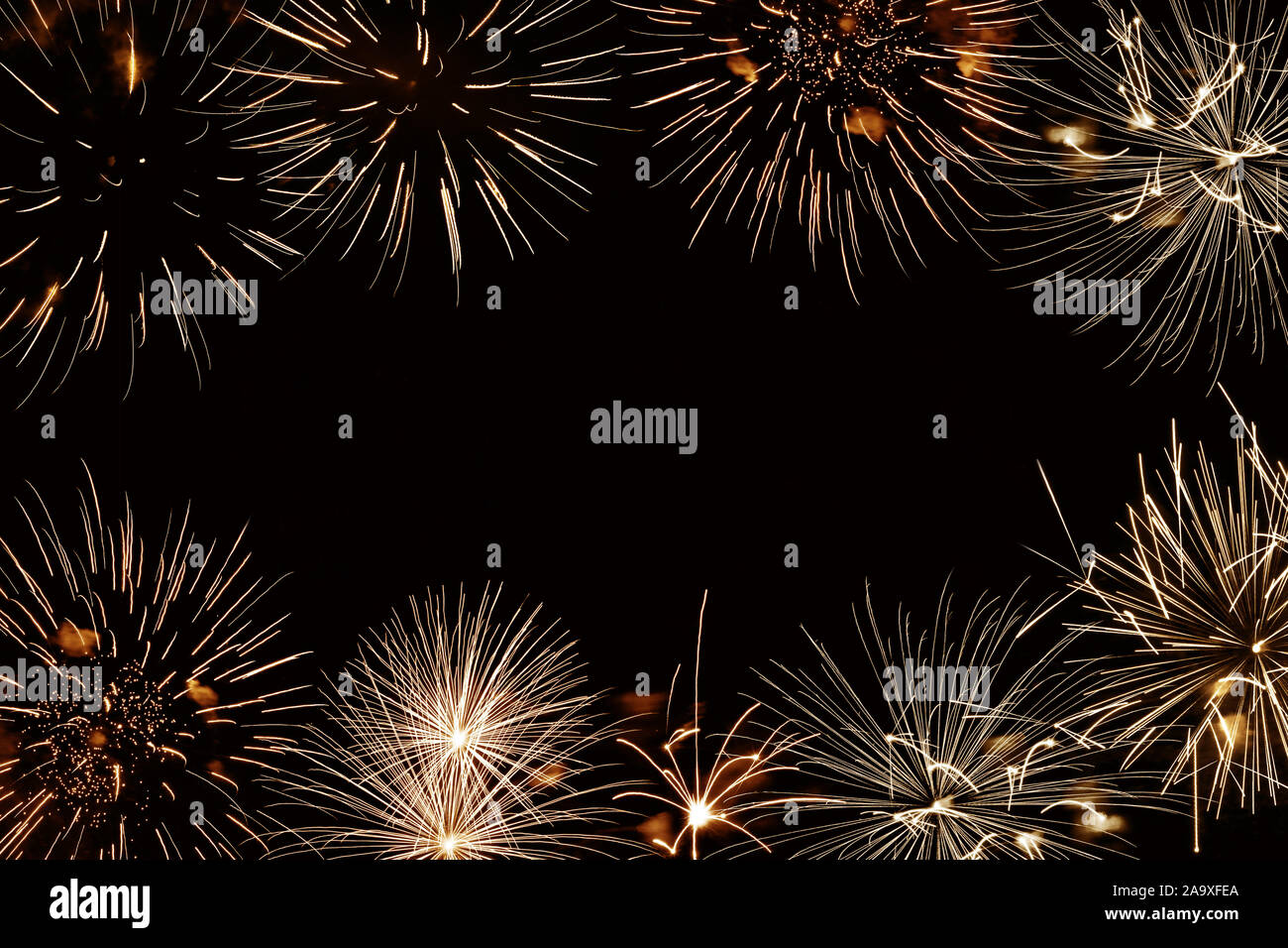 Goldenen Feuerwerk Hintergrund mit Copyspace, neues Jahr und Urlaub Nacht Party Hintergrund Stockfoto