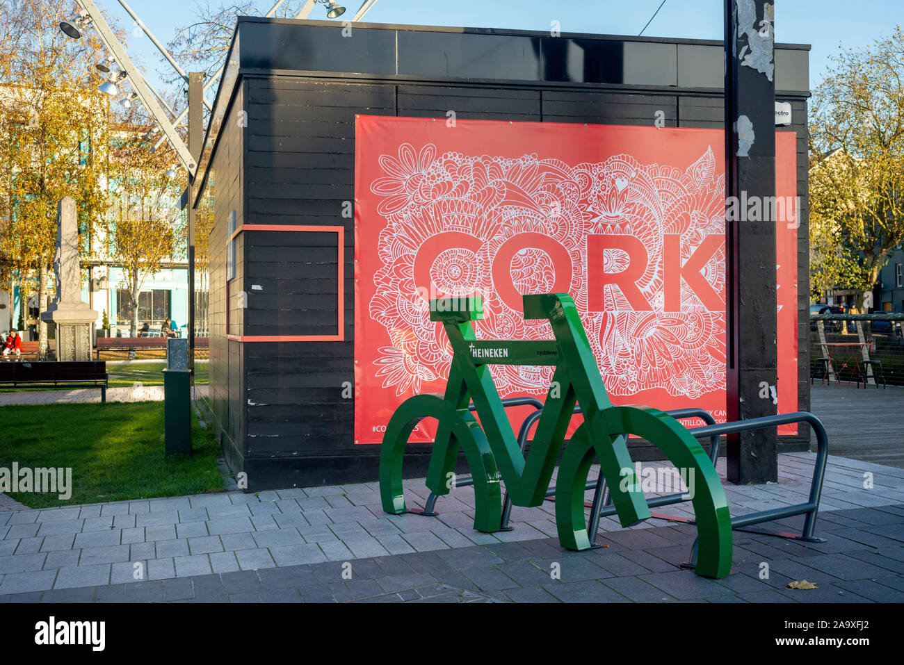 Blick auf die Straße von Cork City in Irland und Anzeige für Fahrradparkplatz oder Fahrradständer von Heineken Stockfoto