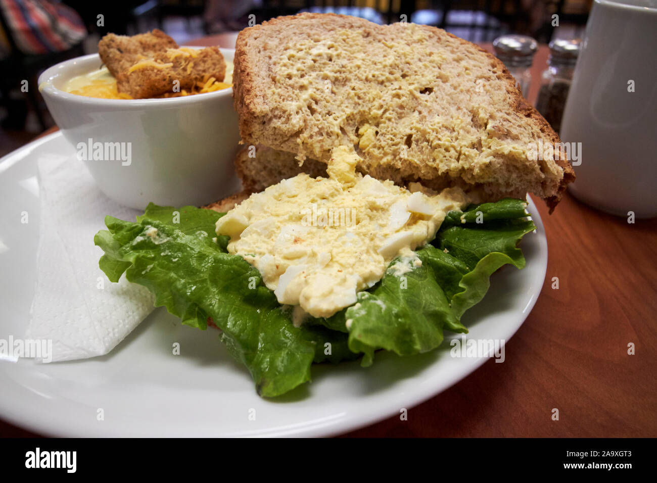 Eiersalat und Suppe in einem Cafe in den usa Stockfoto