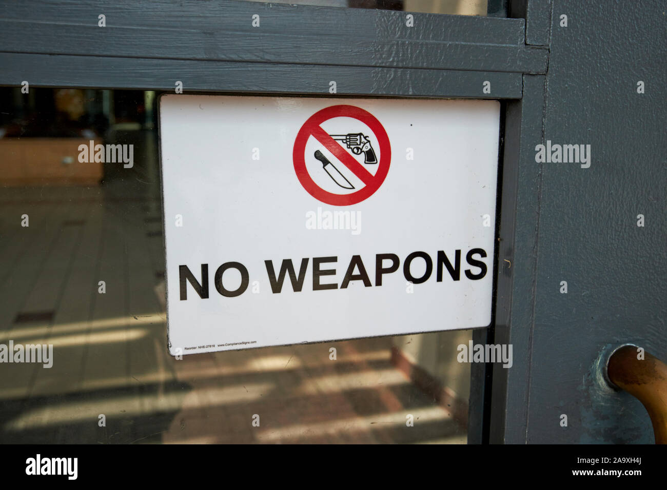Keine Waffen auf einer Eingangstür in Downtown Savannah Georgia usa unterzeichnen Stockfoto