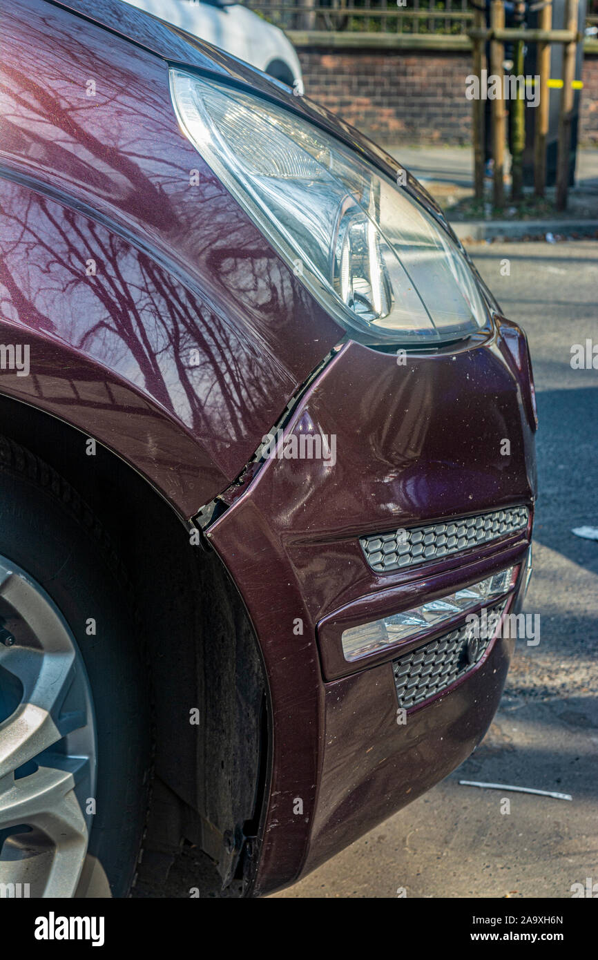 Defekte Stoßdämpfer vorne von Auto close up Stockfotografie - Alamy