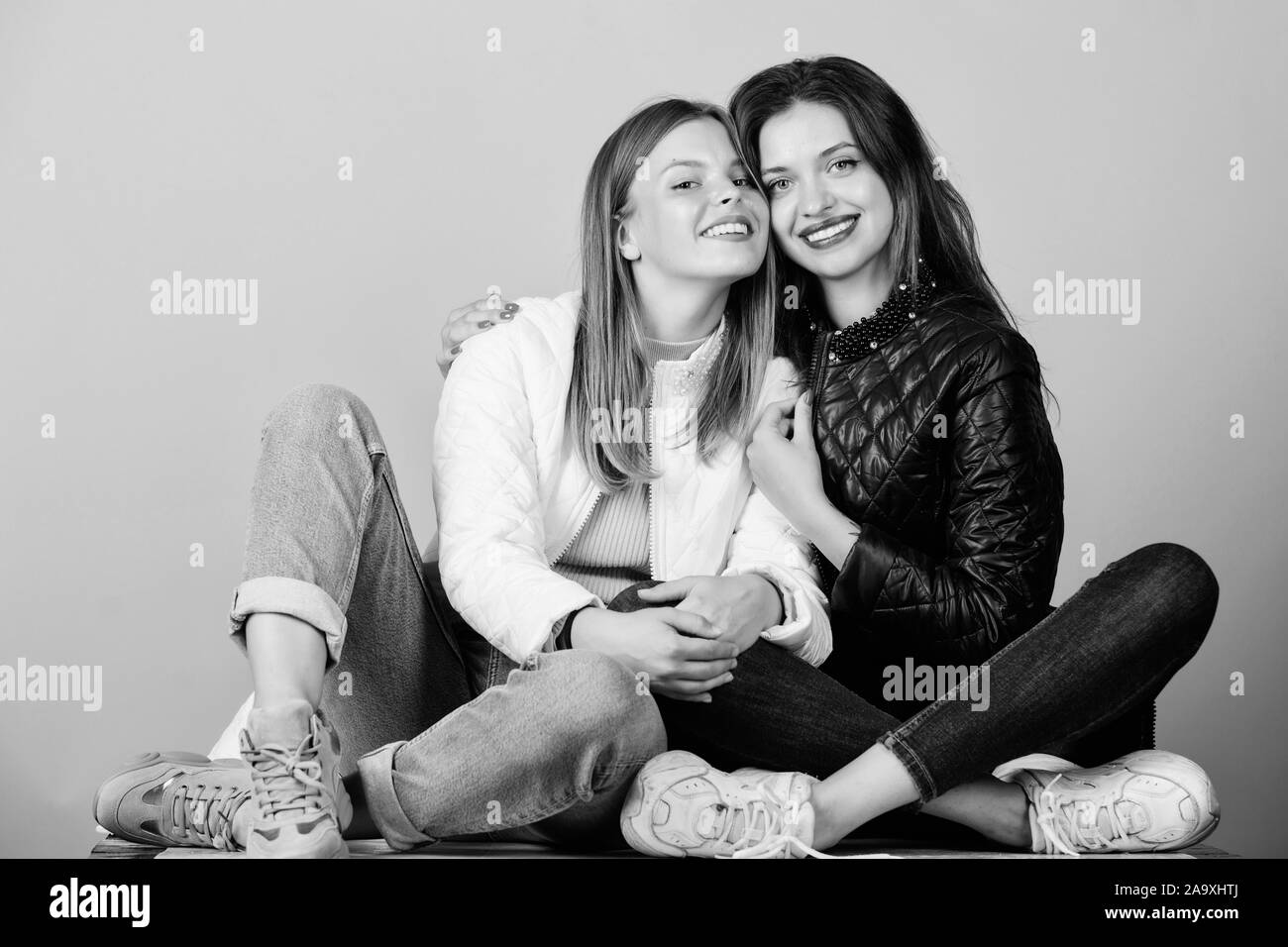 Mädchen entspannen und umarmen. saisonal einkaufen. Beauty und Mode. weibliche Freundschaft in Aktion. die Werte der Familie. Sie lieben einander. Glückliche Frauen im Frühjahr Jacke. warme Kleidung Mode. Stockfoto