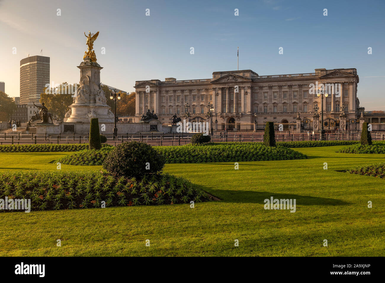 Buckingham Palace am Morgen. Keine Menschen. Schöne Herbstfarben und Sonnenaufgang. Stockfoto