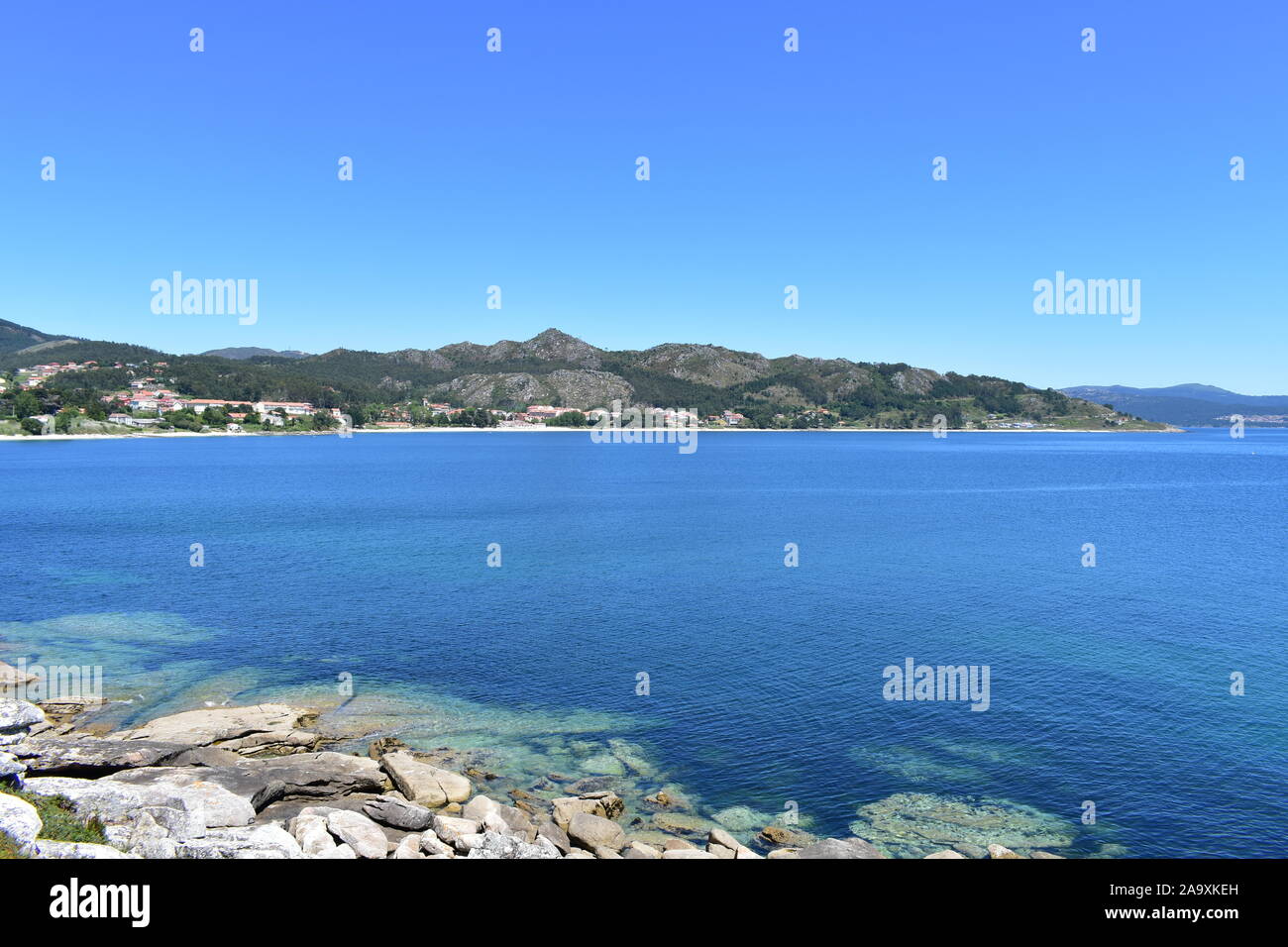 Bucht mit Strand, die Berge und das klare Wasser. Cee, Rias Altas, Provinz A Coruña, Galicien, Spanien. Stockfoto