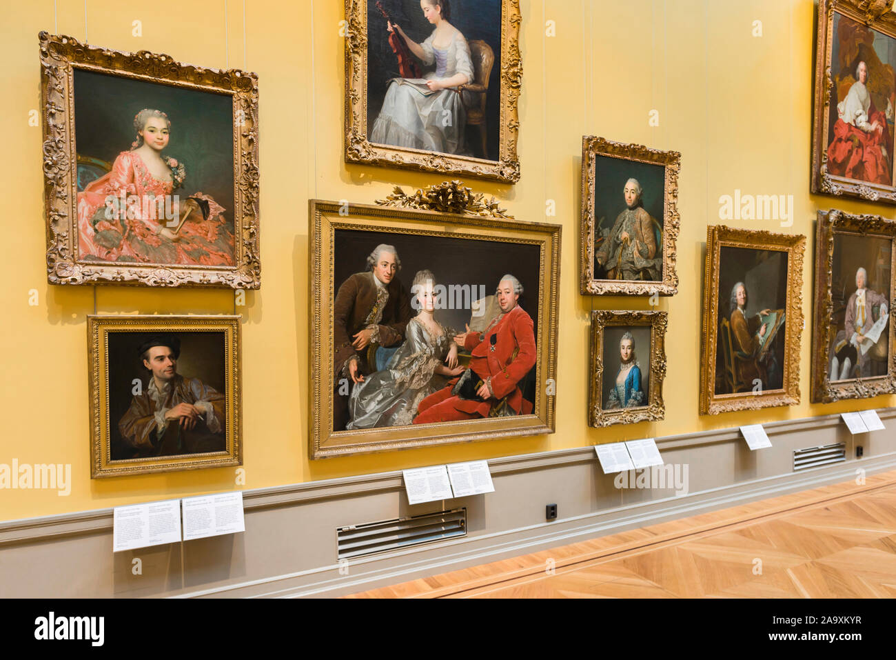 Die Kunst des 18. Jahrhunderts, Blick auf eine Gruppe von Porträts von 18 schwedischen Adels hängend im Nationalmuseum für Kunst in Stockholm, Schweden. Stockfoto
