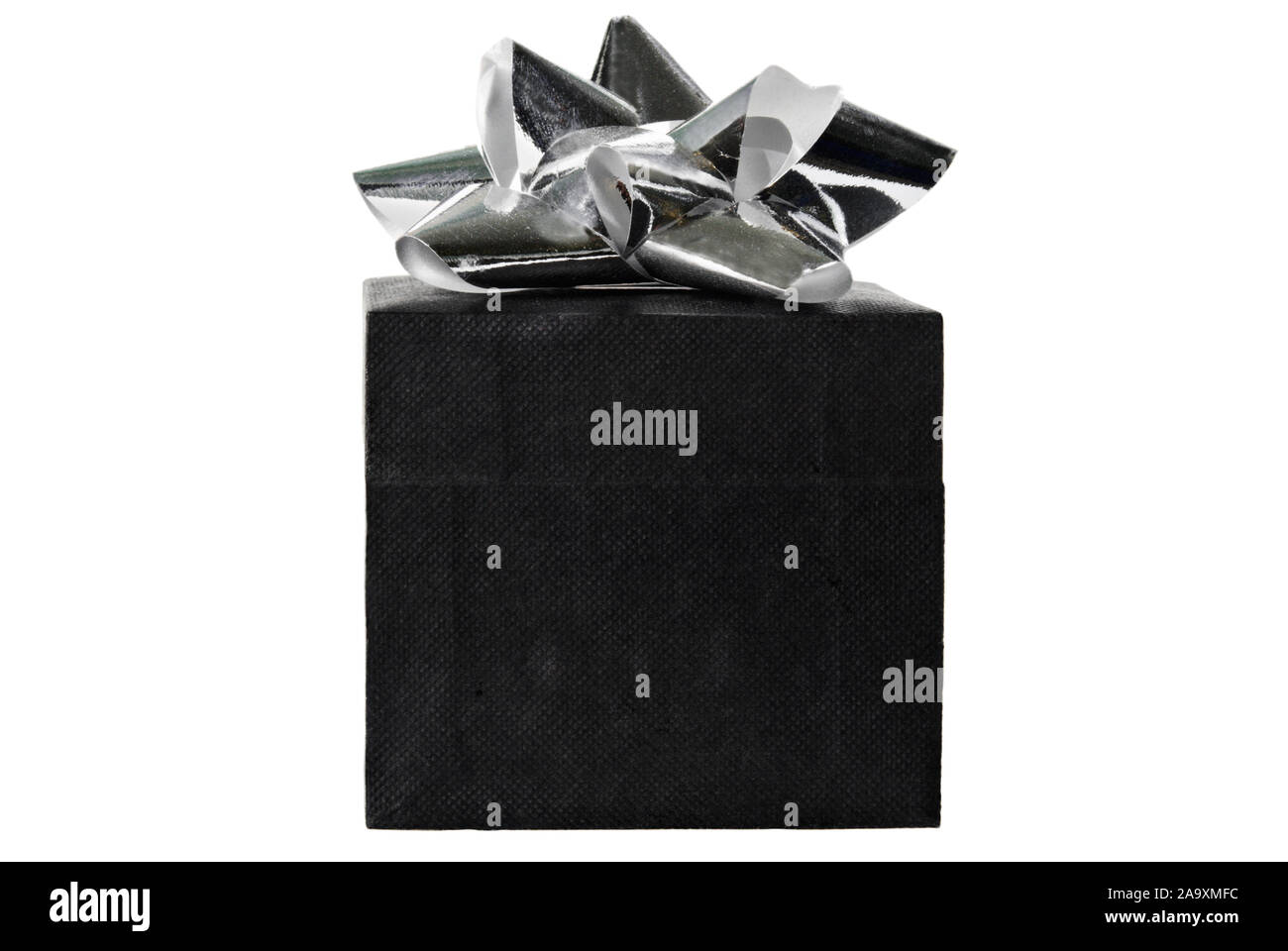 Weihnachten in ein schwarzes Quadrat mit einem Silver Bow auf der Oberseite vorhanden. Dieses Bild ist auf einem weißen Hintergrund. Stockfoto