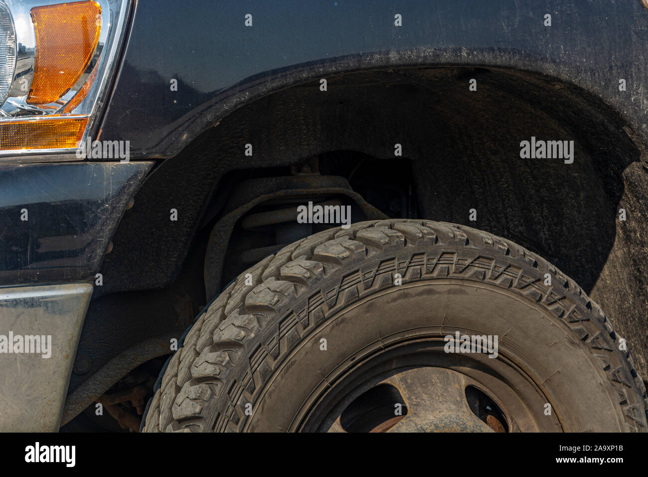Vorderseite des SUV, Rad, Federung, Auto Flügel closeup Stockfoto
