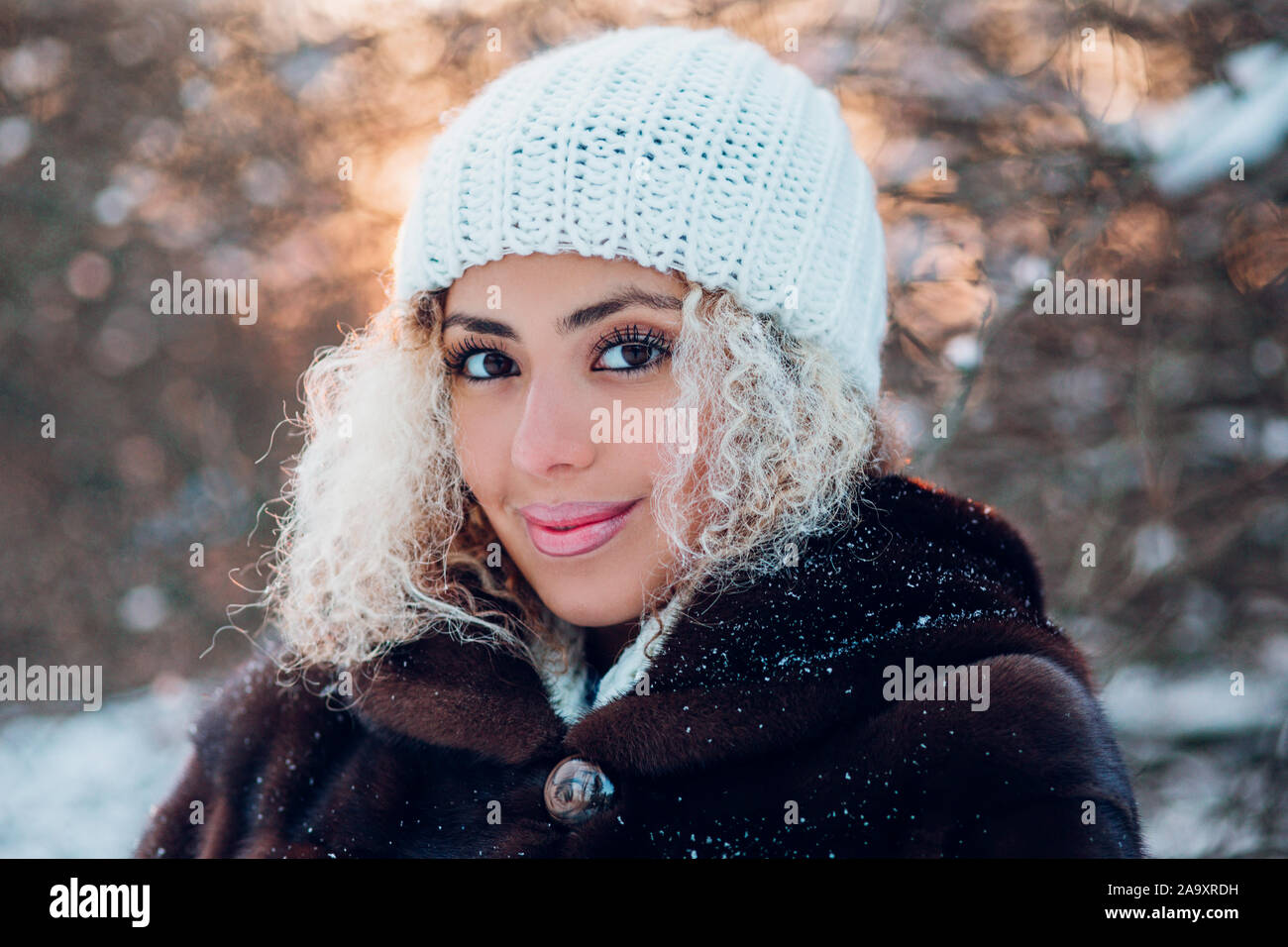 Nahaufnahme des jungen Afro-amerikanische Frau im sonnigen Wintertag Stockfoto