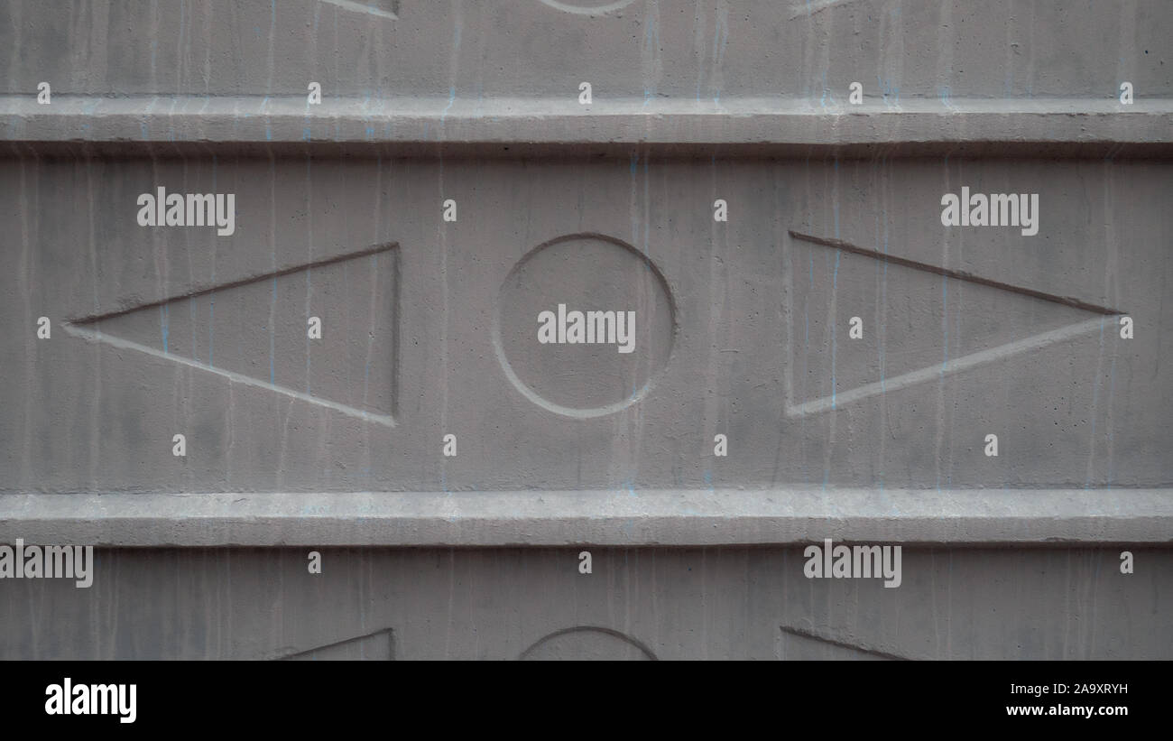 Textur der Dreiecke und Kreise auf einer Betonplatte Stockfoto