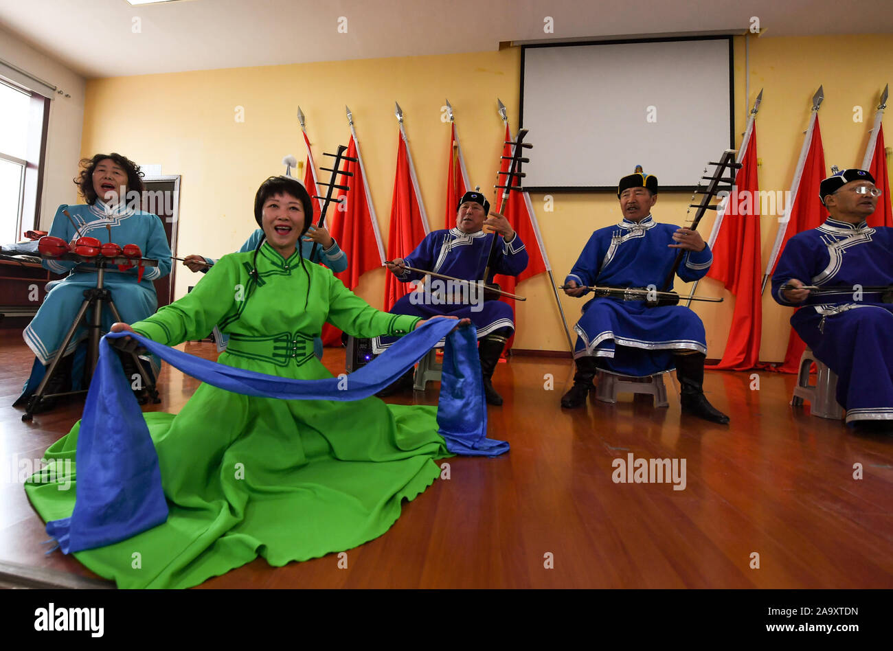 (191118) - HOHHOT, November 18, 2019 (Xinhua) - Mitglieder einer musikalischen Team an einer lokalen Gemeinschaft in Horqin Youyi Zhongqi, North China Autonome Region Innere Mongolei, Nov. 17, 2019 durchführen. Um das Bewusstsein der Menschen für den Brandschutz fördern, einige ältere Bürger freiwillig gebildet ein musikalisches Team und Haolaibao durchgeführt, eine Art mongolische Volkskunst mit Gesang in den Mongolischen sprachen mit Instrumentalbegleitung, mit der Sicherheit im Brandfall. Seit fast zehn Jahren, hat sich das Team über 100 Haolaibao Songs mit der lokalen Feuerwehr Abteilung erstellt und präsentiert über 1.000 Leistung zu Mongolischen h Stockfoto