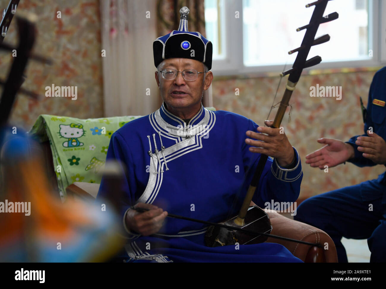 (191118) - HOHHOT, November 18, 2019 (Xinhua) - Baoyin Dailai, Leiter einer musikalischen Team, führt in Horqin Youyi Zhongqi, North China Autonome Region Innere Mongolei, Nov. 17, 2019. Um das Bewusstsein der Menschen für den Brandschutz fördern, einige ältere Bürger freiwillig gebildet ein musikalisches Team und Haolaibao durchgeführt, eine Art mongolische Volkskunst mit Gesang in den Mongolischen sprachen mit Instrumentalbegleitung, mit der Sicherheit im Brandfall. Seit fast zehn Jahren, hat sich das Team über 100 Haolaibao Songs mit der lokalen Feuerwehr Abteilung erstellt und präsentiert über 1.000 Leistung zu Mongolischen Hirten Stockfoto