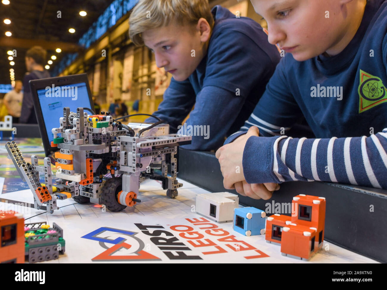 Brandenburg, Deutschland. 18 November 2019, Brandenburg, Eisenhüttenstadt: Nick (l) und Robin, Schülerinnen und Schüler der siebten Klasse von der Carl-Friedrich-Gauß-Gymnasium in Frankfurt (Oder), an der First Lego League Wettbewerb der Regionen. An diesem Tag werden 13 Mannschaften, die in der kombinierten Forschungs- und roboter Wettbewerb First Lego League in Eisenhüttenstadt konkurrierten. Die Mannschaften aus der Region gebaut, programmiert und Ihre eigenen Roboter auf Lego Mindstorms für rund zwölf Wochen getestet. Mit ihm sollten sie dann zu lösen so viele Aufgaben wie möglich. Foto: Patrick Pleul/dpa-Zentralbild/ZB/Alamy leben Nachrichten Stockfoto