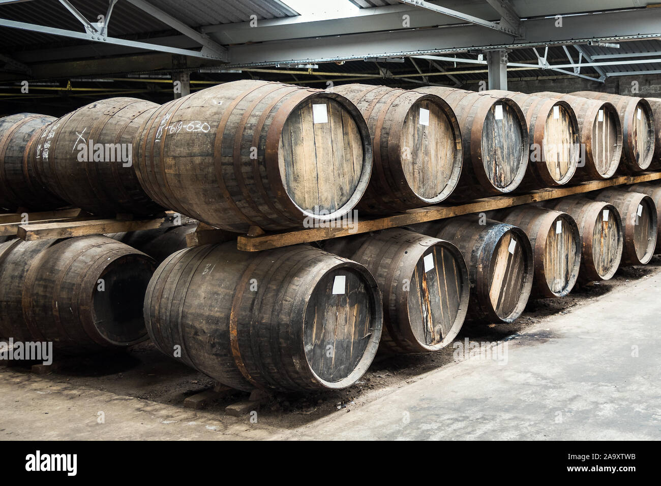 Reihe der alten Holzfässern in einer Whisky Distillery Lager Stockfoto