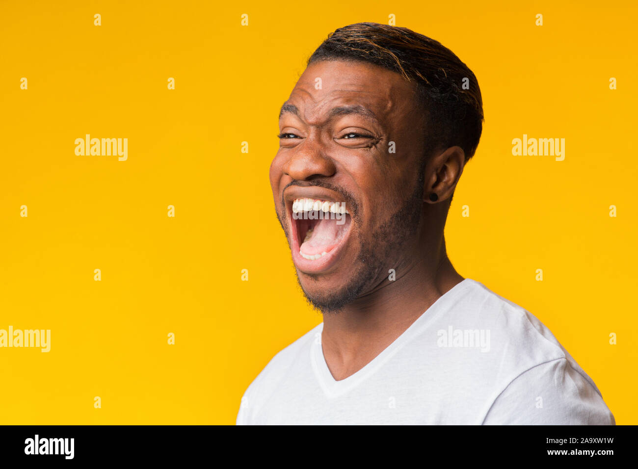 Portrait von Afro Kerl Laughing Out Loud in Studio Stockfoto