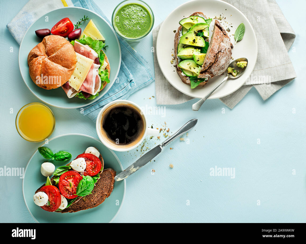 Frühstück serviert mit verschiedenen Sandwiches mit Gemüse, Käse, Schinken und Getränken. Continental leckeren, gesunden Frühstück Tabelle Stockfoto