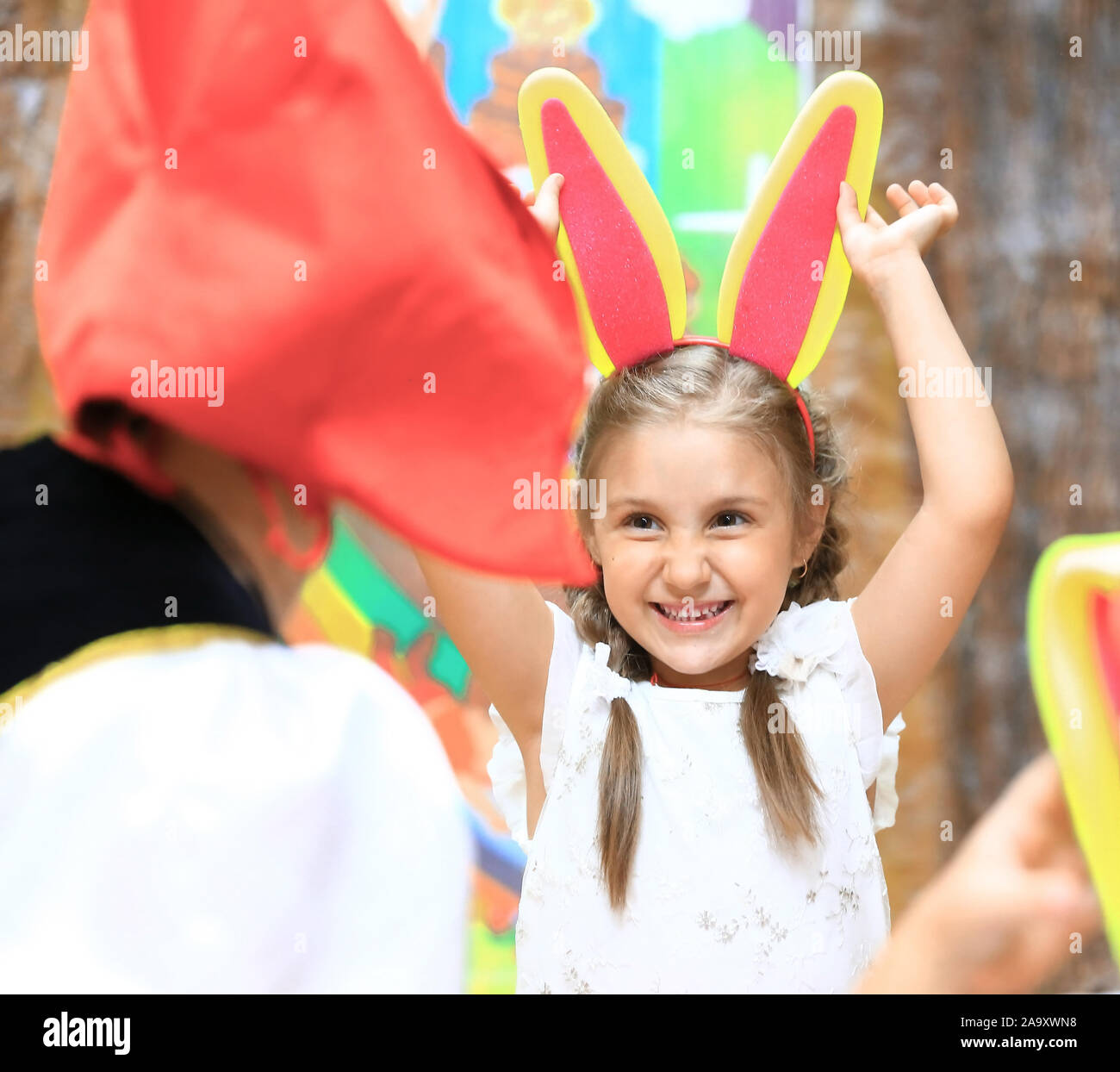 Gerne kleine Mädchen bei einem Kinderfest Stockfoto
