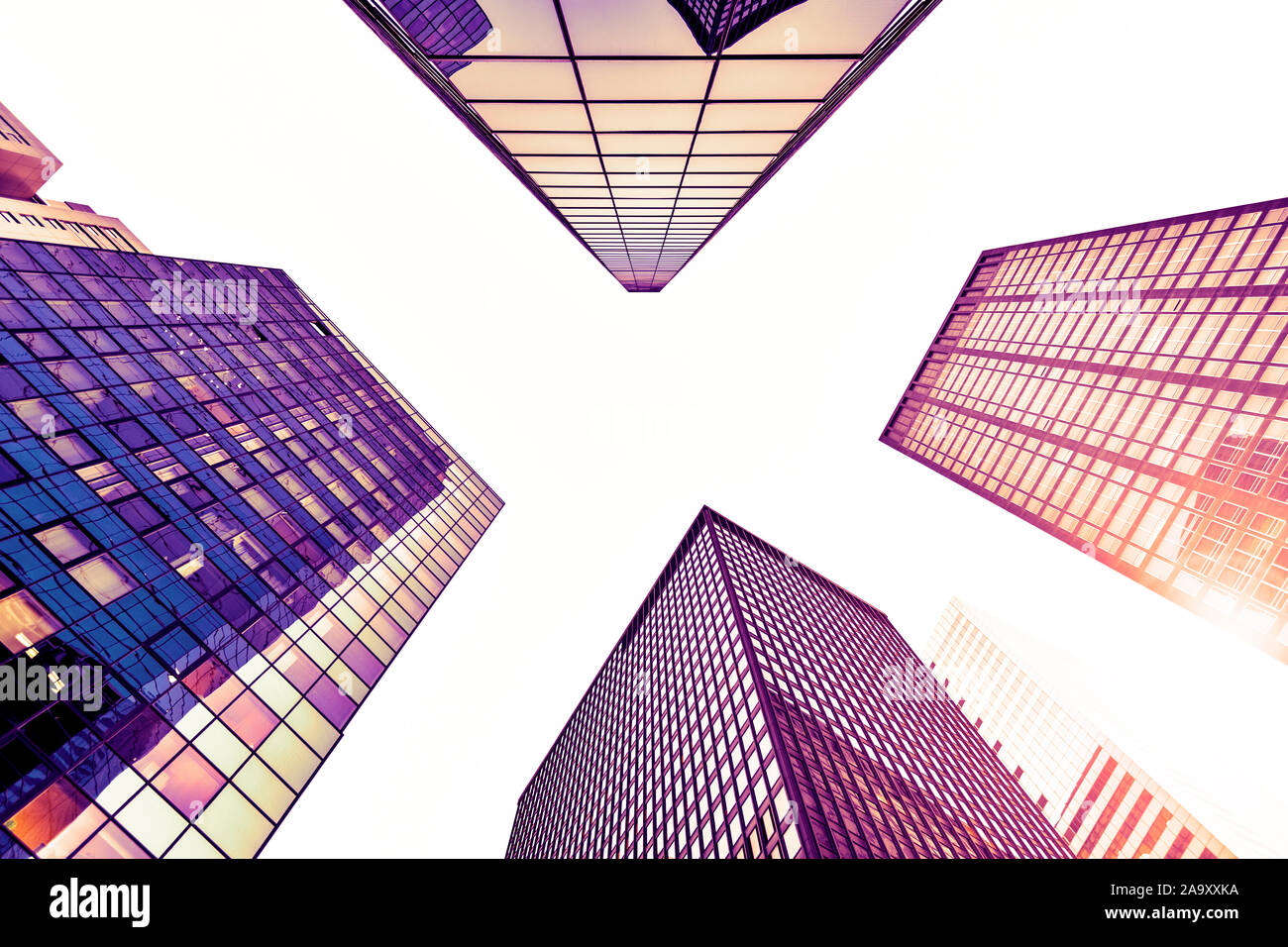 Wolkenkratzer blicken auf futuristische Gebäude im Finanzviertel von New York City Stockfoto