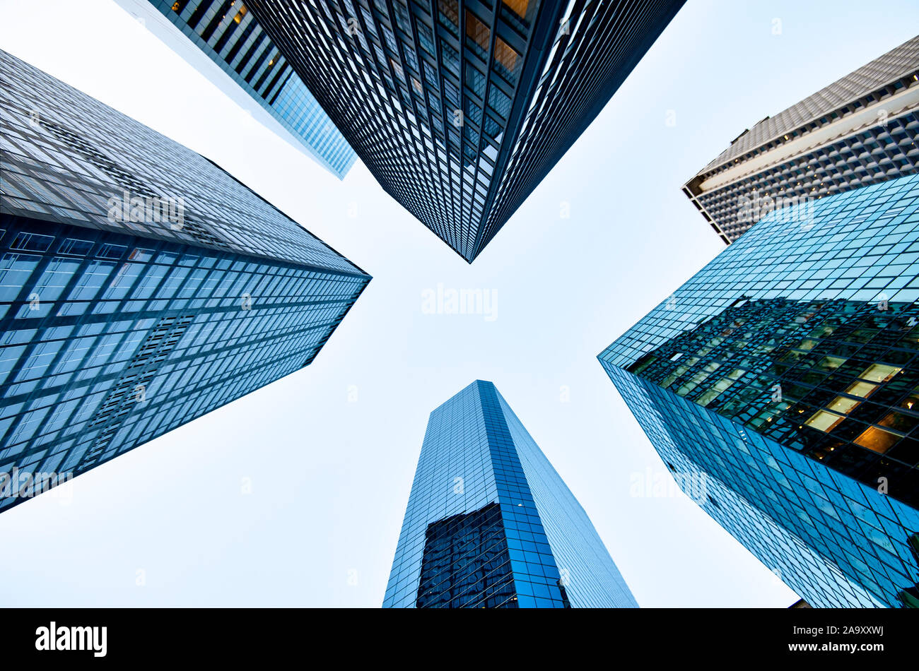 Blick auf Gebäude New York City futuristische Wolkenkratzer im Finanzviertel Stockfoto