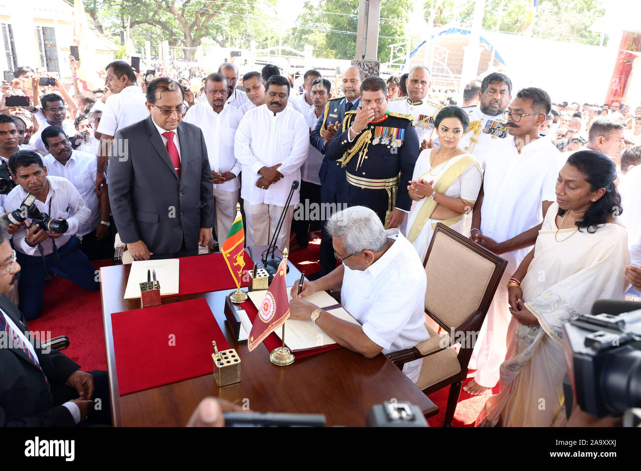 Colombo, Sri Lanka. Nov, 2019 18. Gotabaya Rajapaksa Dokumente signiert, als er sich als der neue Präsident in Anuradhapura von North Central Province, Sri Lanka, an November 18, 2019 vereidigt ist. Sri Lanka's neuer Präsident Rajapaksa Gotabaya geschworen, am Montag zu einer neutralen Außenpolitik und aus jeder Konflikt der Weltmächte bleiben erhalten, kurz nachdem er den Eid, mit dem er sich als Präsident des Inselstaates. Credit: ajith Perera/Xinhua/Alamy leben Nachrichten Stockfoto