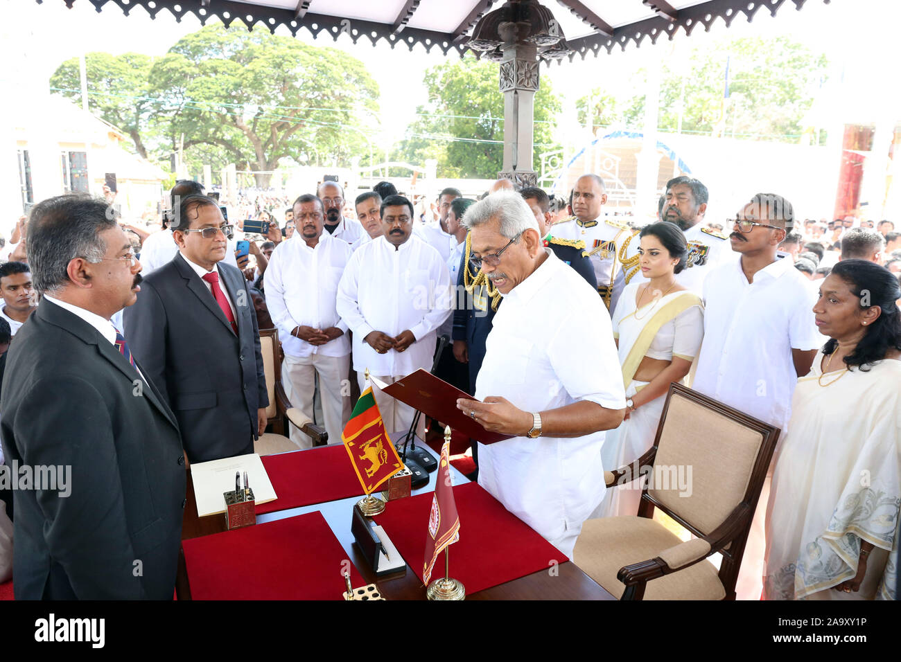 Colombo, Sri Lanka. Nov, 2019 18. Gotabaya Rajapaksa ist als neuer Präsident in Anuradhapura von North Central Province, Sri Lanka, an November 18, 2019 vereidigt. Sri Lanka's neuer Präsident Rajapaksa Gotabaya geschworen, am Montag zu einer neutralen Außenpolitik und aus jeder Konflikt der Weltmächte bleiben erhalten, kurz nachdem er den Eid, mit dem er sich als Präsident des Inselstaates. Credit: ajith Perera/Xinhua/Alamy leben Nachrichten Stockfoto