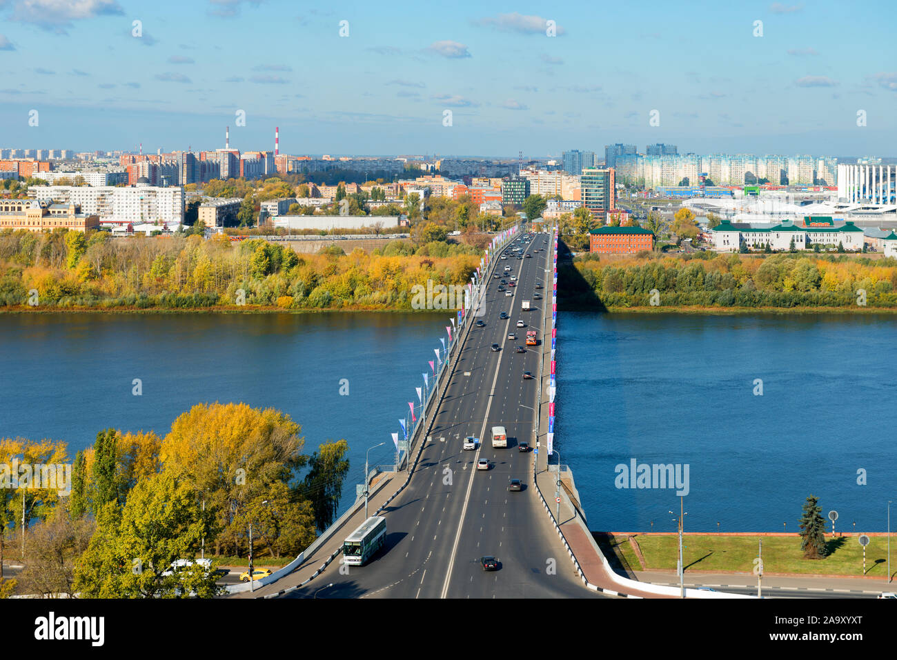 Nischni Nowgorod, Russland - 28 September, 2019: Blick auf die Stadt, den Stadtteil, der Kanavinsky Kanavinsky Brücke über den Fluss Oka vom Bahndamm Stockfoto