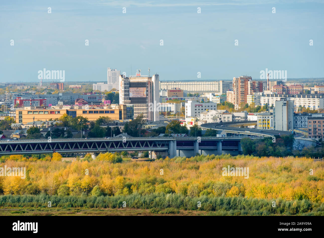 Nischni Nowgorod, Russland - 28 September, 2019: Blick auf die Stadt, den Kanavinsky Bezirk, der U-Bahn Brücke über den Fluss Oka vom Bahndamm der F Stockfoto