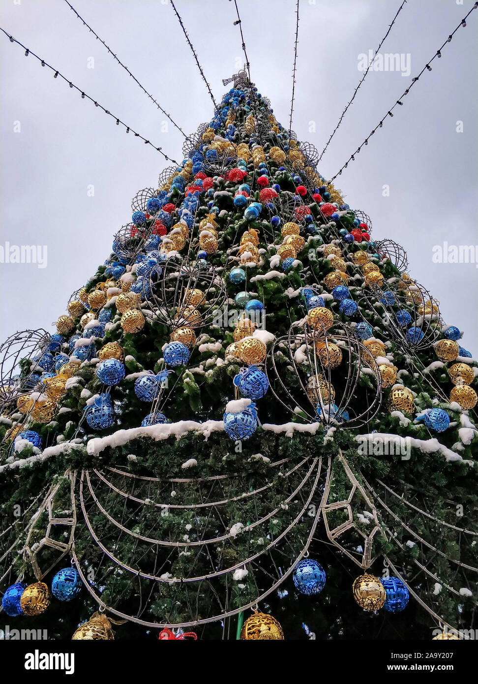 Weihnachtsbaum mit goldenen Kugeln in einer Open-air-Park, geometrische konische Form eingerichtet Stockfoto