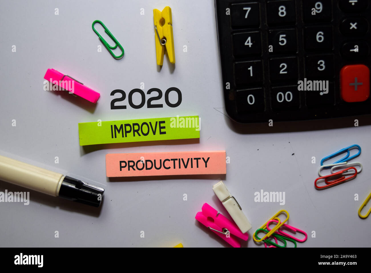 2020 verbessern die Produktivität text auf Haftnotizen auf Büro Schreibtisch isoliert Stockfoto