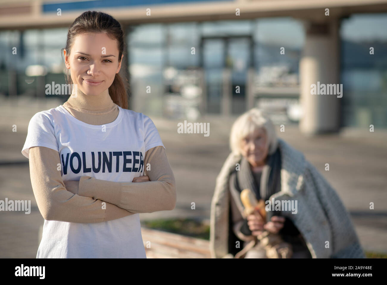 Dark-eyed Freiwillige tragen weiße Hemd Gefühl motiviert Stockfoto