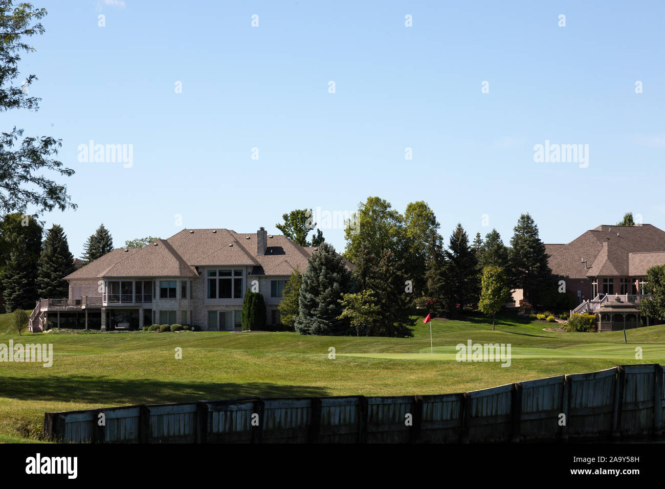 Luxus Wohnungen in der Nähe von einem Putting Green im Cherry Hill Golf Course in Fort Wayne, Indiana, USA. Stockfoto