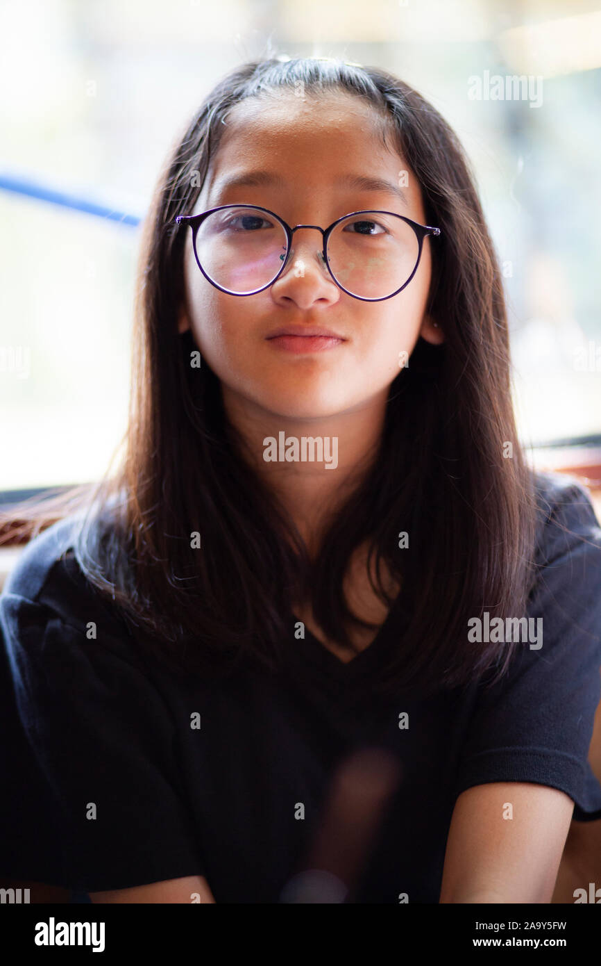 Headshot der asiatischen Teenager tragen Augen Gläser Stockfoto
