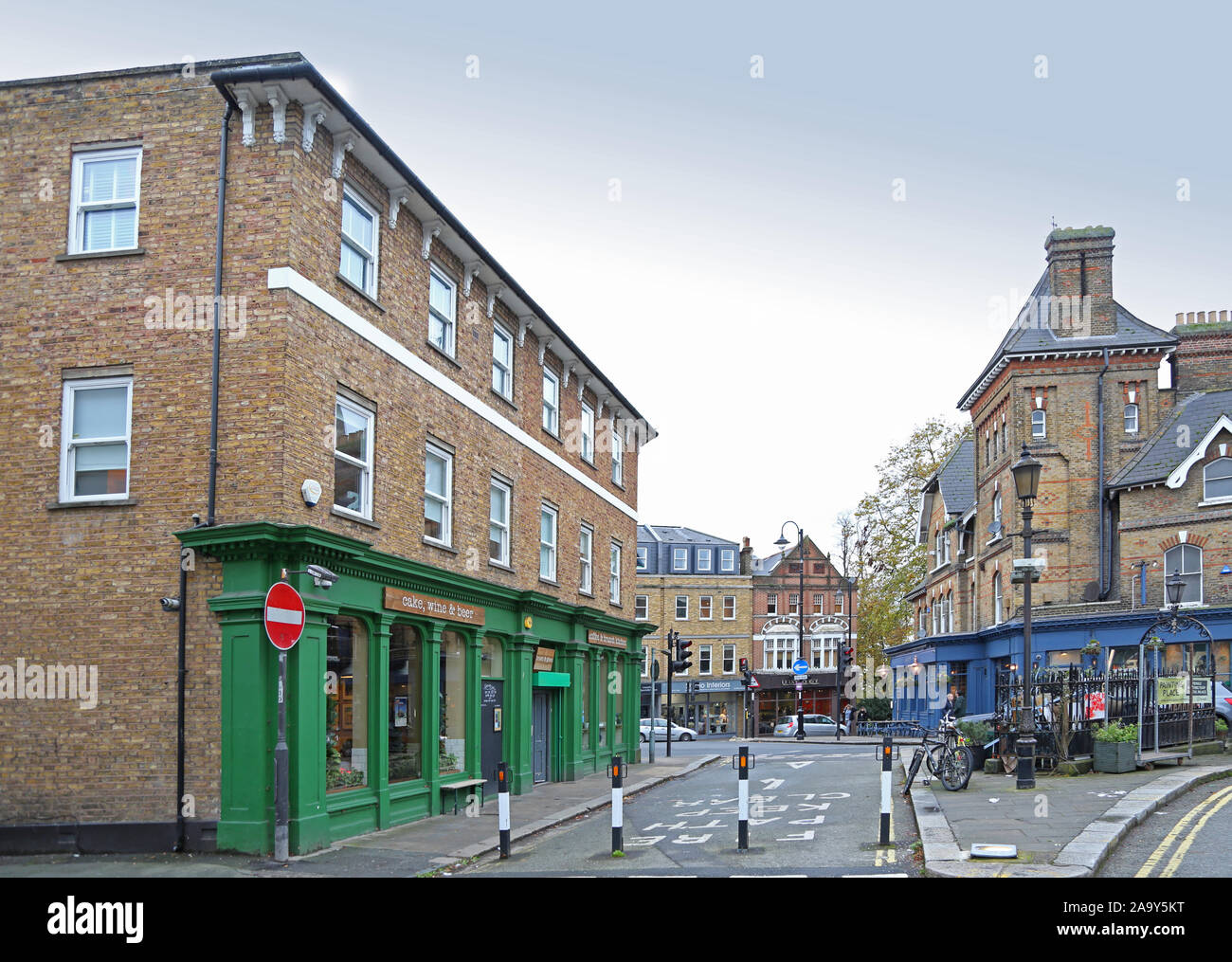 Cafés, Geschäfte und Pubs an der Church Road, Crystal Palace, London, Großbritannien. Zeigt Braun & Grün cafe (links), White Hart Pub (rechts). Westow Straße im Hintergrund. Stockfoto