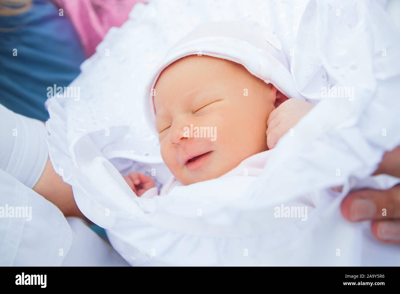 Bis zu schließen. süßes Neugeborenes im Decke gewickelt Stockfoto