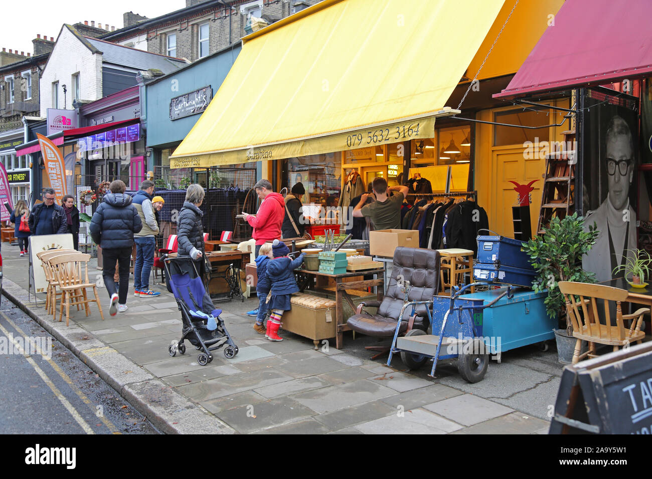 Second Hand Läden an der Church Road in Crystal Palace, London, UK. Läden, die gebrauchte Möbel, Kleidung, Schallplatten und Haushalt bric-a-brac. Stockfoto