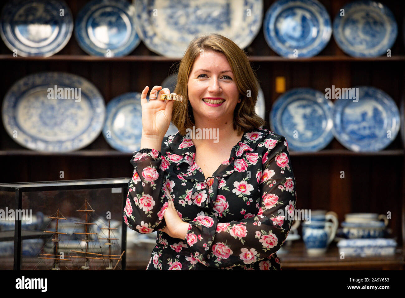 Isabel Murtough, einem Schätzer an Hansons Auktionatoren in Derbsyhire, mit einem 200 Jahre alten Satz von falsche Zähne, von denen erwartet wird, dass sie für bis zu £ 7.000 an der Auktion am 25. November zu verkaufen. Stockfoto