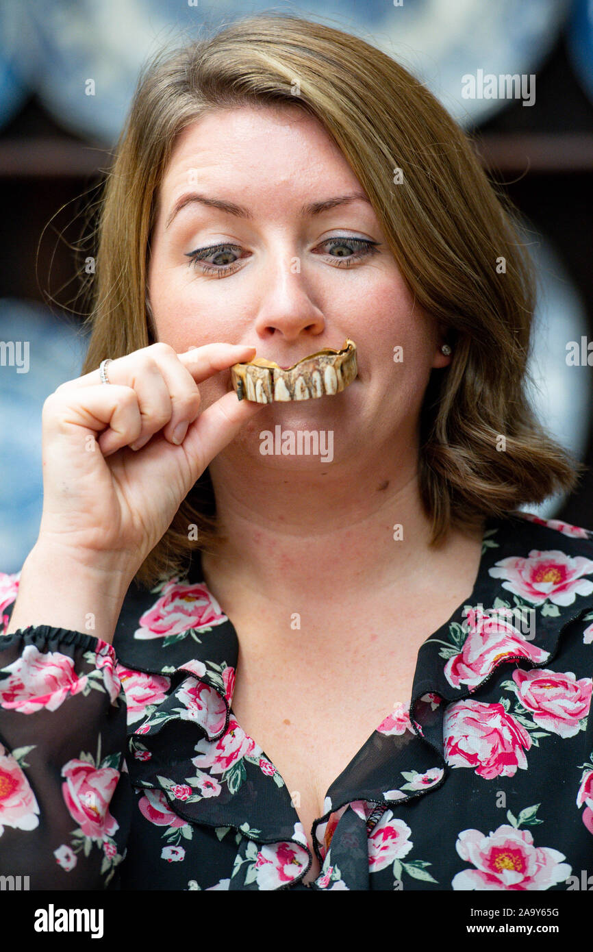 Isabel Murtough, einem Schätzer an Hansons Auktionatoren in Derbsyhire, mit einem 200 Jahre alten Satz von falsche Zähne, von denen erwartet wird, dass sie für bis zu £ 7.000 an der Auktion am 25. November zu verkaufen. Stockfoto