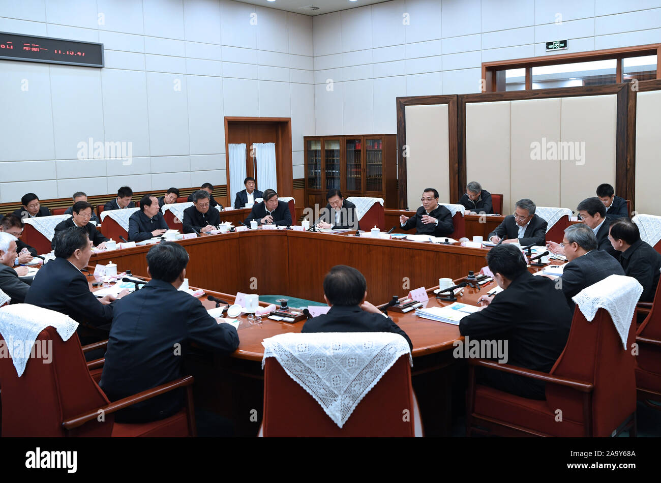 Peking, China. Nov, 2019 18. Chinesische Ministerpräsident Li Keqiang, ebenfalls Mitglied des Ständigen Ausschusses des Politbüros der Kommunistischen Partei Chinas Zentralausschuss, leitet ein Arbeitstreffen zu Follow-up-Bemühungen im Süden und Norden wasser Abzweigung Projekt in Peking, der Hauptstadt von China, Nov. 18, 2019. Quelle: Rao Aimin/Xinhua/Alamy leben Nachrichten Stockfoto