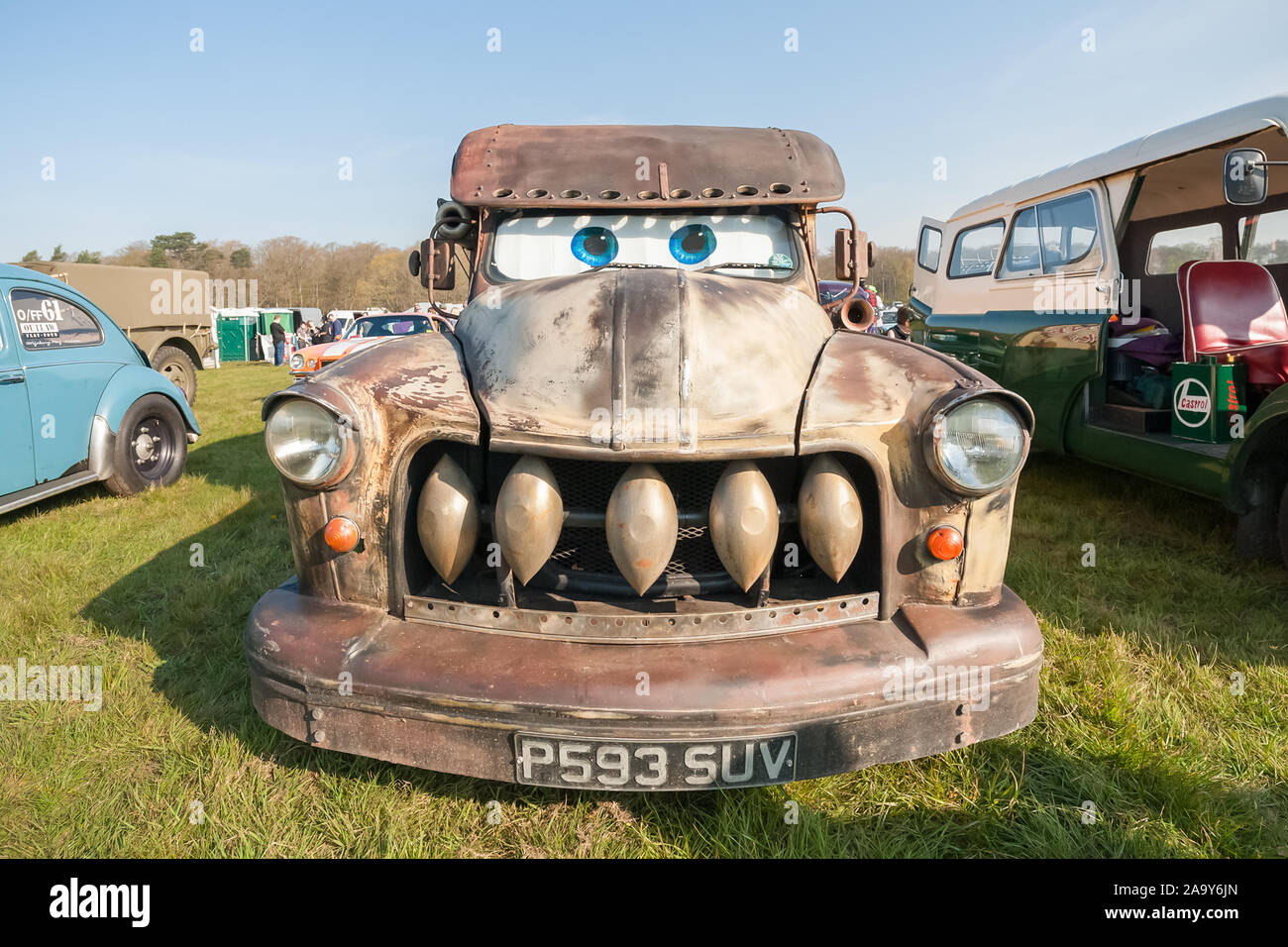 Zeichentrickfigur Lkw mit rostigen Patina Karosserie bei einem Treffen klassischer Fahrzeuge in Rushmoor UK am 19. April 2019 Stockfoto